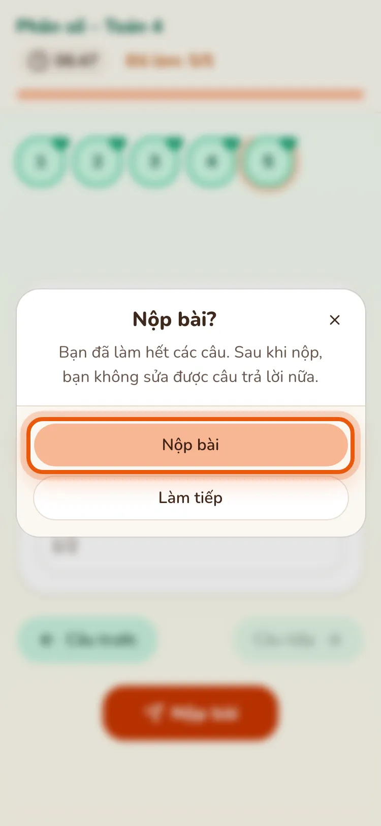 Hộp thoại Nộp bài? trên điện thoại với nút Nộp bài được khoanh và nút Làm tiếp.