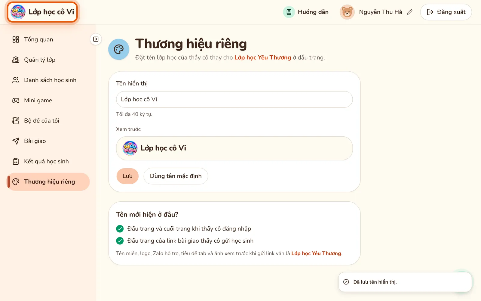Đầu trang đổi thành Lớp học cô Vi (được khoanh) và thông báo Đã lưu tên hiển thị ở góc dưới.