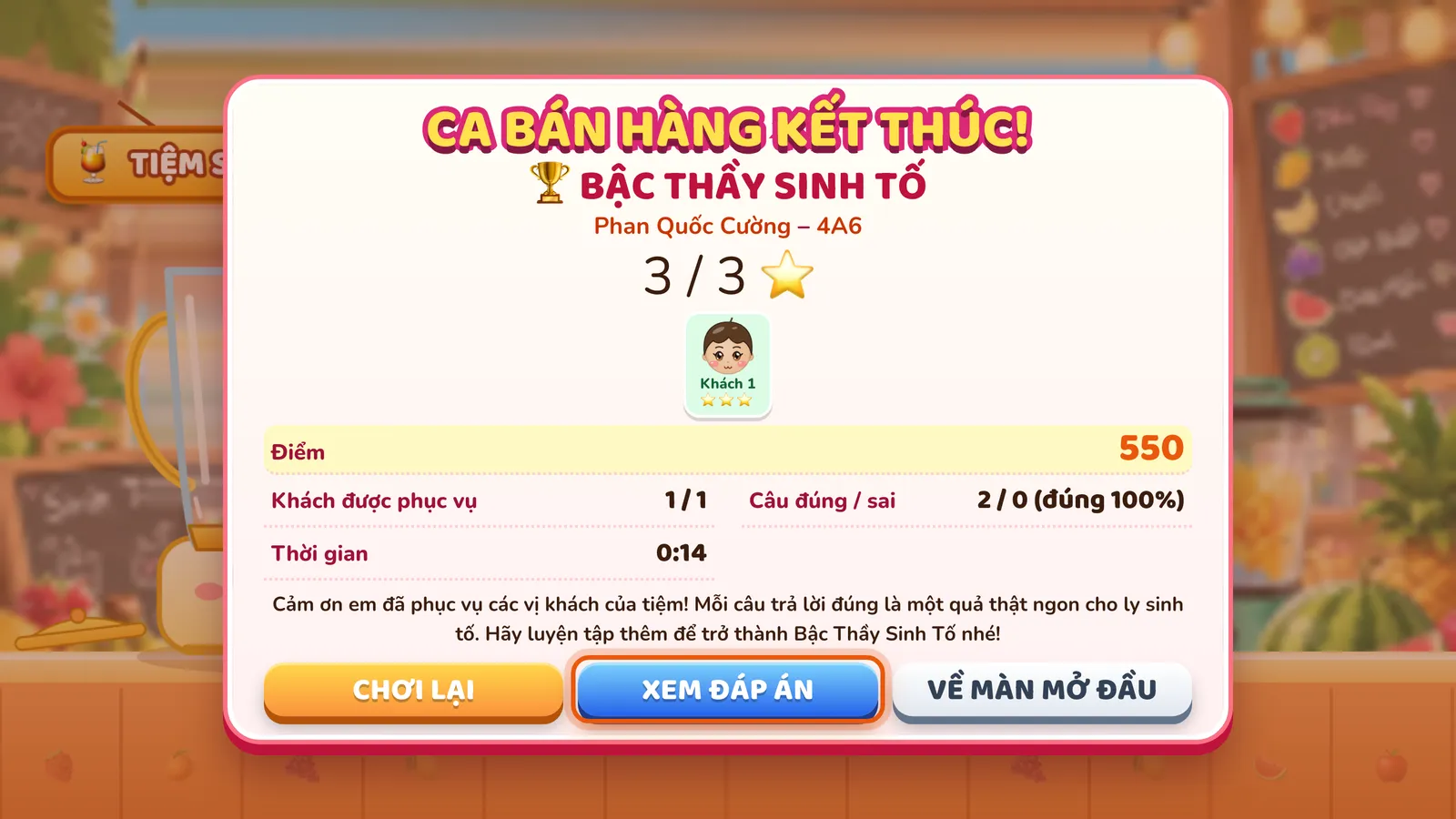 Màn CA BÁN HÀNG KẾT THÚC! của Tiệm Sinh Tố: danh hiệu BẬC THẦY SINH TỐ, Phan Quốc Cường – 4A6, 3 / 3 sao, Khách 1 ba sao, 550 điểm, khách được phục vụ 1 / 1, câu đúng / sai 2 / 0 (đúng 100%) và thời gian. Nút XEM ĐÁP ÁN được khoanh.